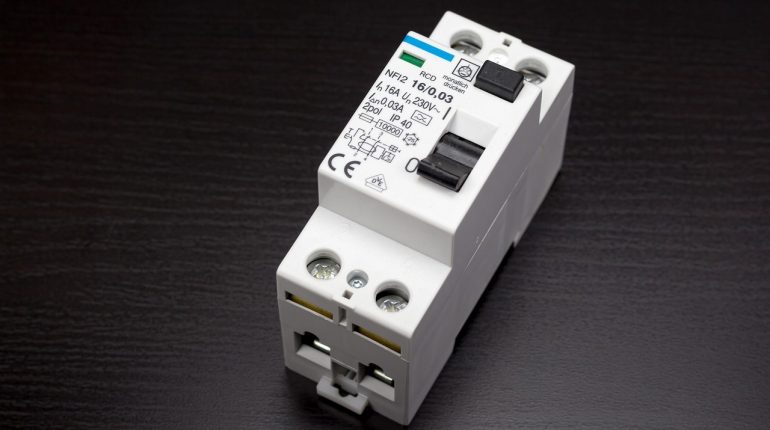 Comment choisir un disjoncteur pour volet roulant électrique ?