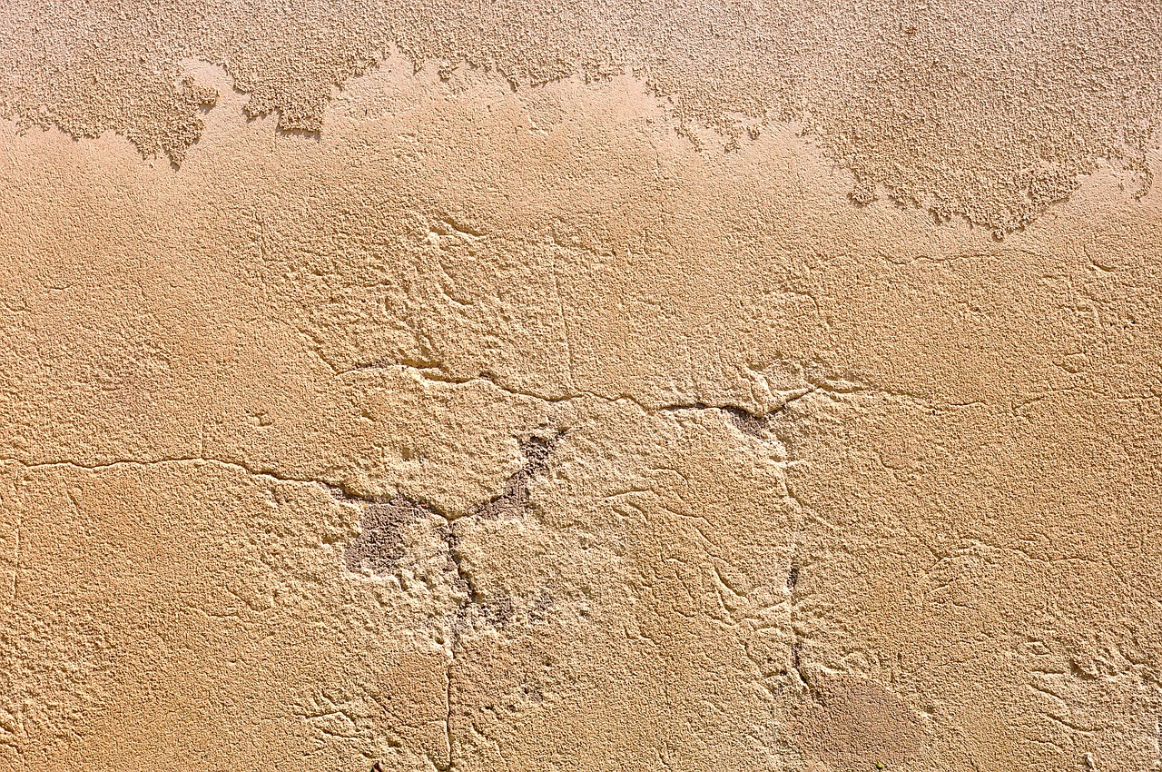 découvrez les causes, les risques et les solutions pour les fissures de façade afin de préserver l'intégrité et l'esthétique de votre bâtiment.