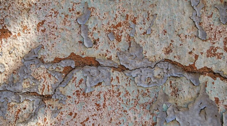 découvrez les causes, les risques et les solutions pour les fissures sur les façades afin de préserver l'intégrité et l'esthétique de votre bâtiment.