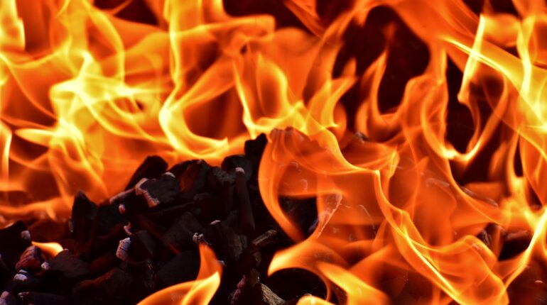 découvrez notre sélection de cheminées élégantes et chaleureuses pour sublimer votre intérieur et créer une ambiance conviviale.