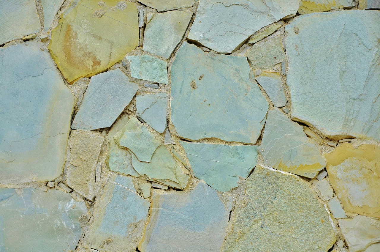 rénovation de murs en pierre : redonnez vie et authenticité à vos murs en pierre grâce à notre expertise en restauration et entretien.