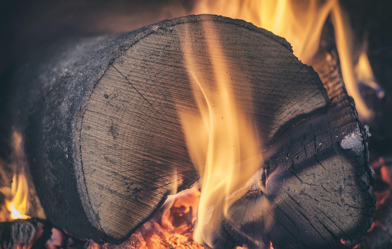 découvrez comment optimiser la consommation de bois de chauffage pour un chauffage efficace et économique tout en respectant l'environnement.