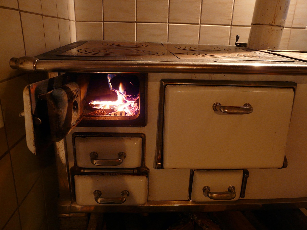 découvrez nos poêles à bois performants et écologiques, idéals pour chauffer votre maison avec élégance et efficacité.